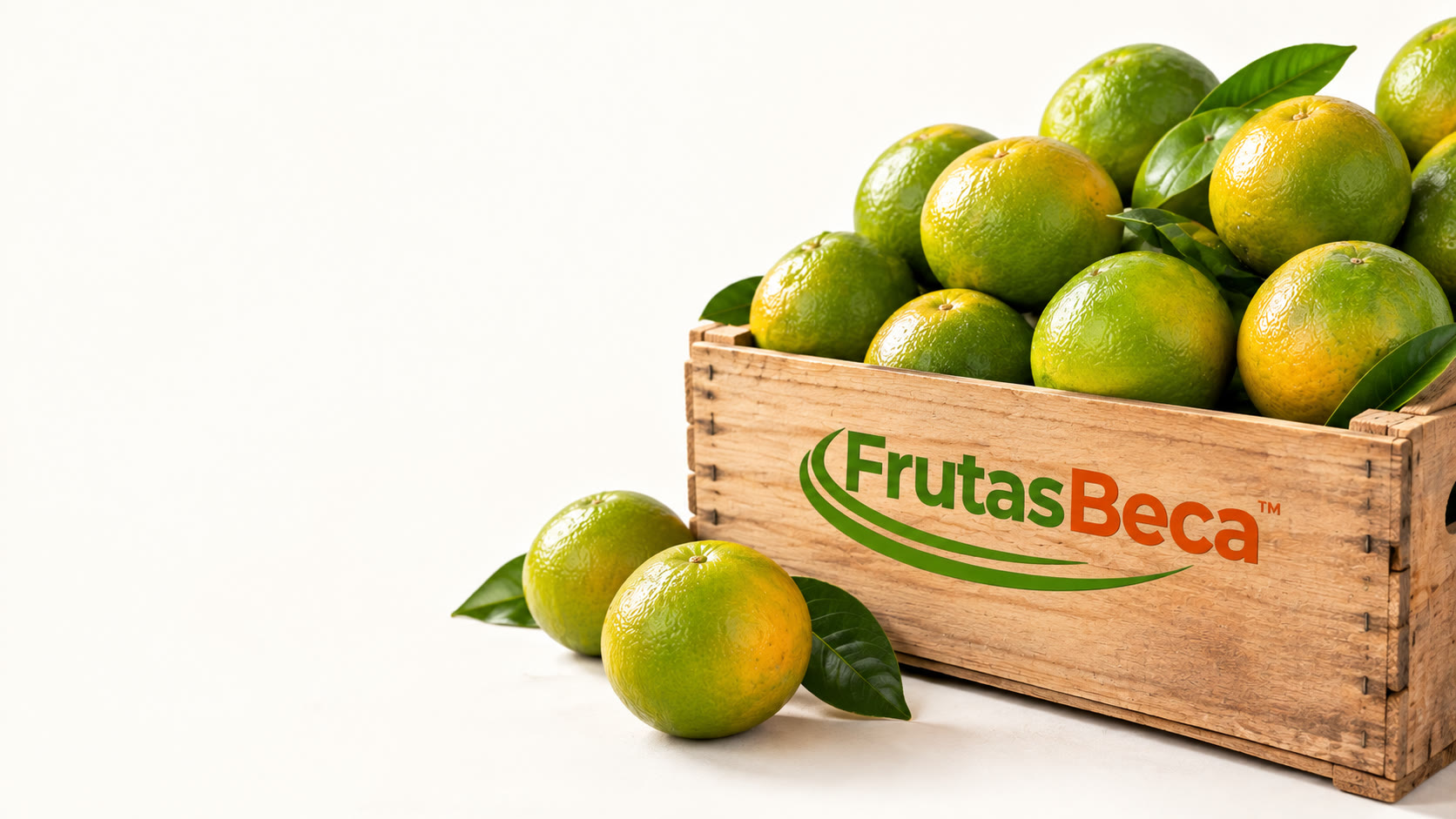 Caixa de madeira da Frutas Beca cheia de laranjas